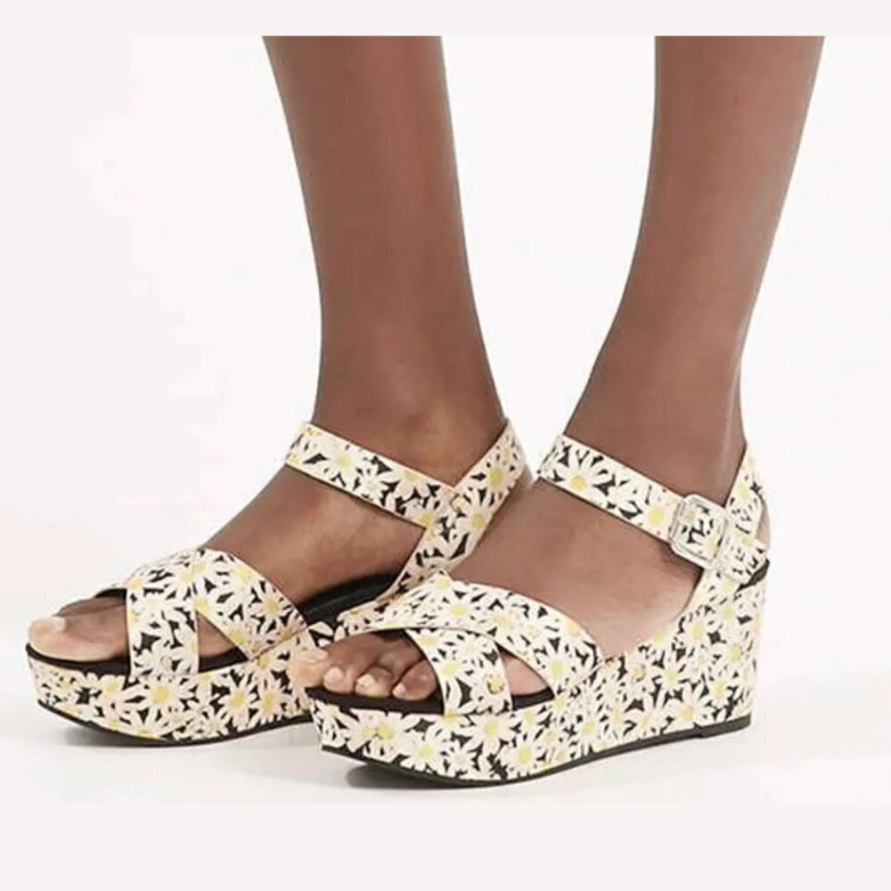 Topshop Women's Daisy Print Hippy Cross Strap Wedge Sandal - 6/39